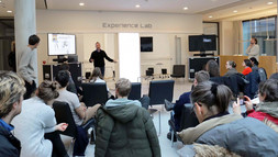 [Translate to Englisch:] Lehrende informieren sich in der Veranstaltung Leuphana Salon im OG des MIZ Foyers über innovative Lernräume
